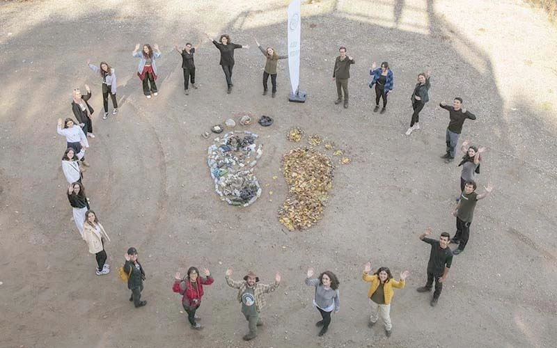 ÇÖPLERDEN AYAK İZİYLE ÇEVRE KİRLİLİĞİNE DİKKAT ÇEKTİLER