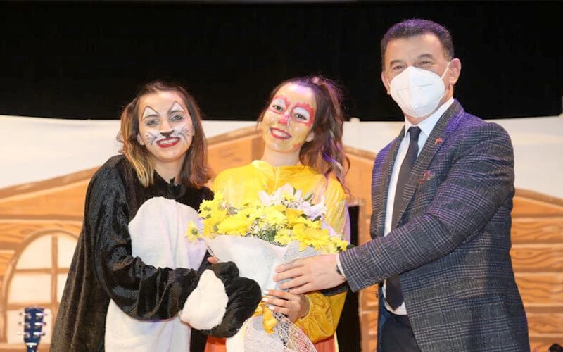 ‘BREMEN MIZIKACILARI’ KAPAKLILI ÇOCUKLARLA BULUŞTU