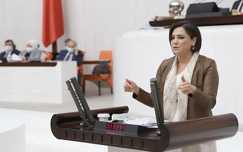 YÜCEER: “İKTİDARIN DERDİ KADINI KORUMAK DEĞİL, SESSİZ VE DİLSİZ BIRAKMAK”