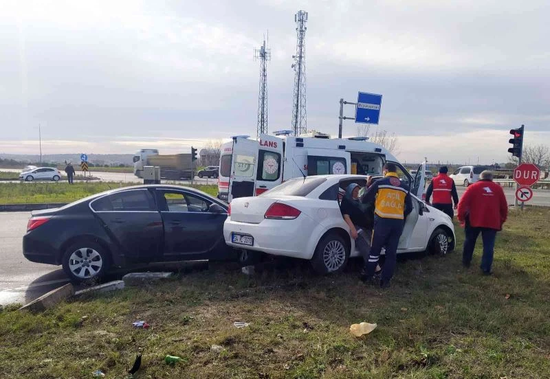 BÜYÜK YONCALI KAVŞAĞINDA YİNE KAZA: 5 YARALI