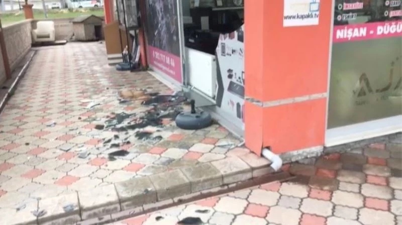 ŞİDDETLİ RÜZGAR BİR İŞLETMENİN CAMLARINI KIRDI