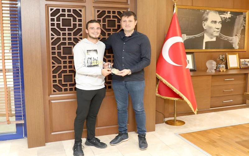 ŞAMPİYON BİSİKLETÇİDEN BAŞKAN AKAY’A TEŞEKKÜR ZİYARETİ