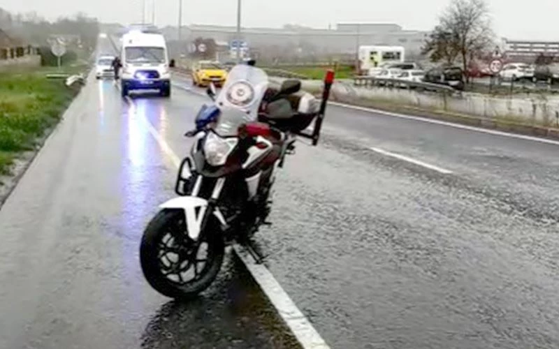 PLAKASIZ MOTOSİKLETLİ, POLİS MEMURUNU YARALAYIP KAÇTI