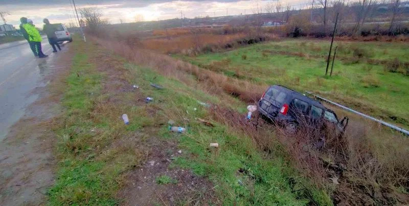 KÖPEĞE ÇARPMAMAK İÇİN KAZA YAPTI