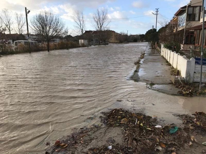 LODOS SAROS SAHİLLERİNİ YUTTU