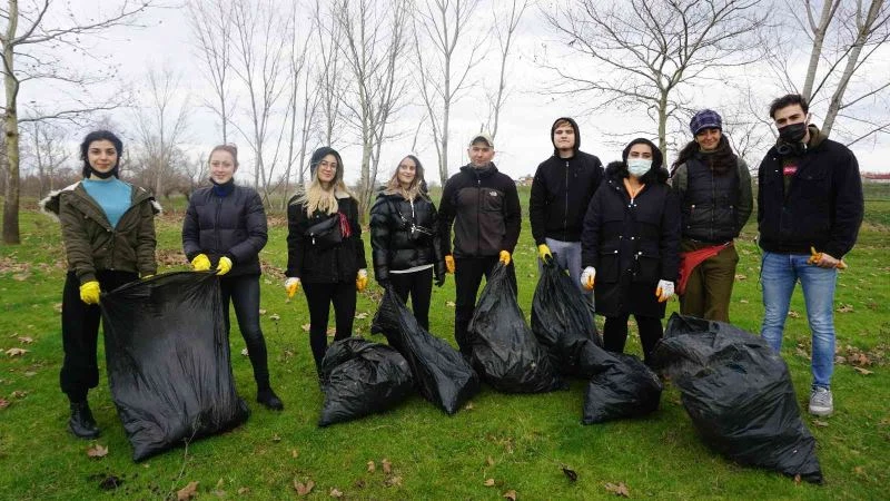ÇEVRECİ ÖĞRENCİLERDEN GAZMİHAL KÖPRÜSÜ’NDE TEMİZLİK
