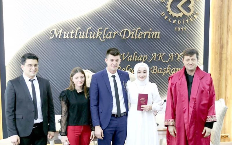 GENÇ ÇİFTİN NİKAHINI BAŞKAN AKAY KIYDI