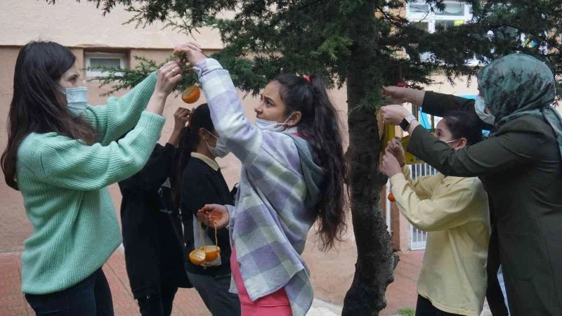 BU OKUL HEM ÇEVRECİ HEM DE HAYVAN SEVER 