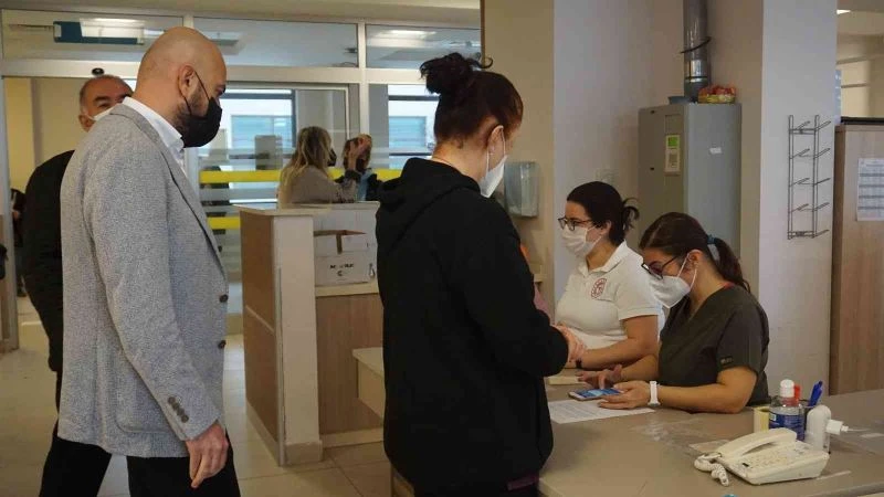 HATIRLATMA DOZUSUNUN SÜRESİ 3 AYA DÜŞTÜ, VATANDAŞLAR HASTANEYE KOŞTU