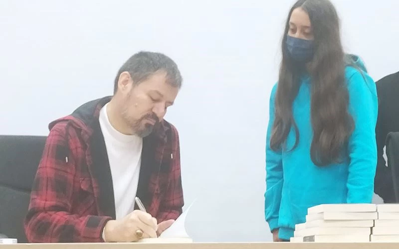 KİTAPLARINI ÇEMYO ÖĞRENCİLERİ İÇİN İMZALADI