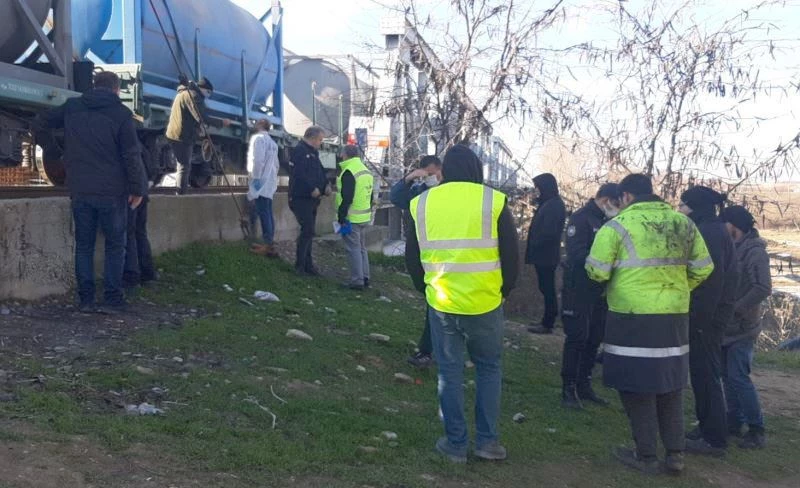 DEMİRYOLUNDA YÜRÜYEN ŞAHSA TREN ÇARPTI