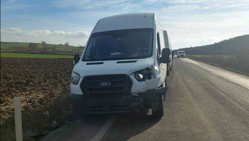 KÖPEĞE ÇARPMAMAK İÇİN KAZA YAPTILAR 