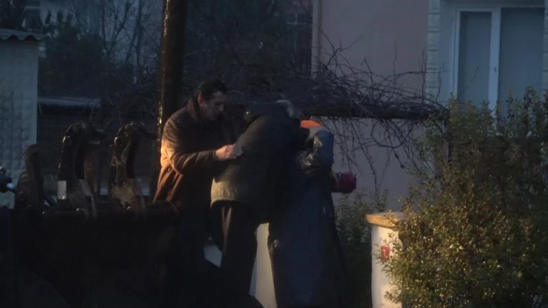 DERE TAŞTI, MAHSUR KALANLAR İŞ MAKİNALARIYLA KURTARILDI