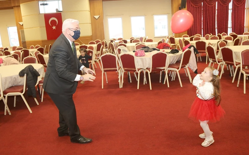 BEREN BEBEK ÇOCUK OYUN EVİNDEKİ KÜÇÜKLER YILBAŞI PROGRAMINDA DOYASIYA EĞLENDİ