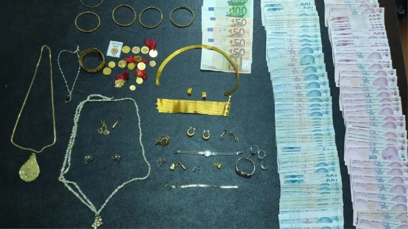 EVDE NE VARSA, ‘OPERASYON YAPACAĞIZ’ DİYEN DOLANDIRICILARA POŞET İÇİNDE VERDİ 