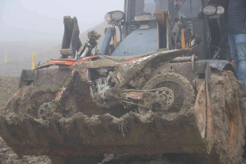 ÇAMURA SAPLANAN MOTOSİKLET KEPÇEYLE PİSTTEN ÇIKARILDI