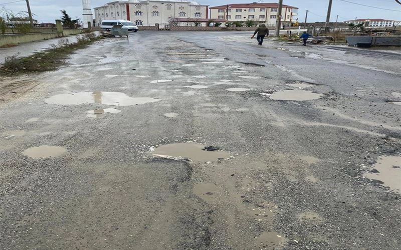  KAPAKLI’DA YOL KÖSTEBEK YUVASINA DÖNDÜ