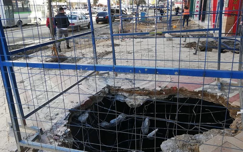 KALDIRIMIN ALTINI GÖREN ŞAŞKINA DÖNÜYOR