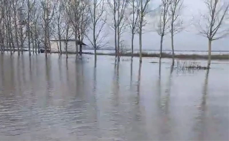 KÖY HALKI KAYIKLA GEZİYOR