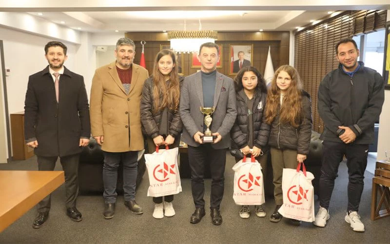 BAŞARILI SPORCULARDAN BAŞKAN ÇETİN’E ZİYARET