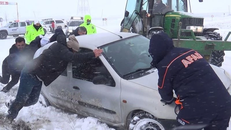 KARA SAPLANAN ARAÇLARA KURTARMA OPERASYONU