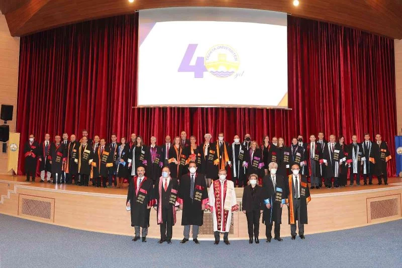 40. YILDA 40 PROFESÖR BELGE TAKDİM TÖRENİ DÜZENLENDİ