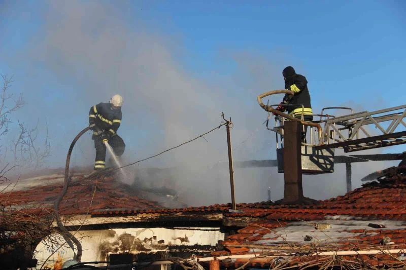 TEKİRDAĞ’DA ÇIKAN YANGINDA EV KULLANILAMAZ HALE GELDİ
