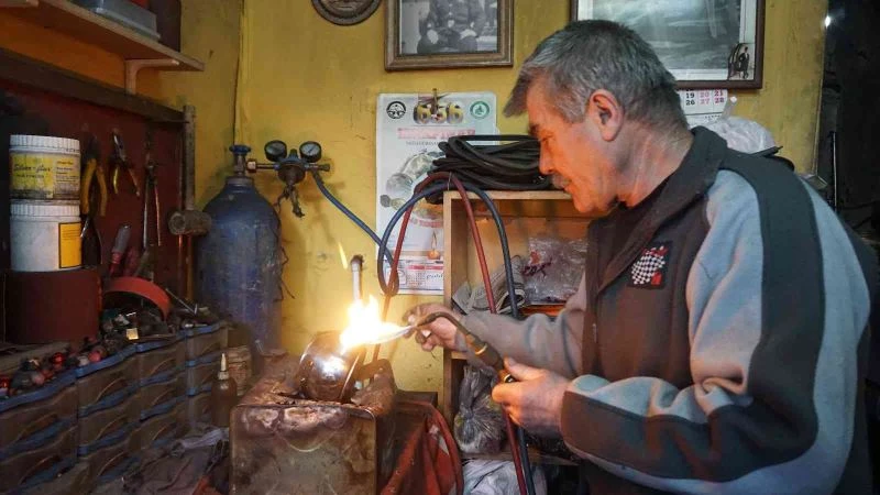 48 YILDIR ESKİ MUTFAK MALZEMELERİNE ŞEKİL VERİYOR