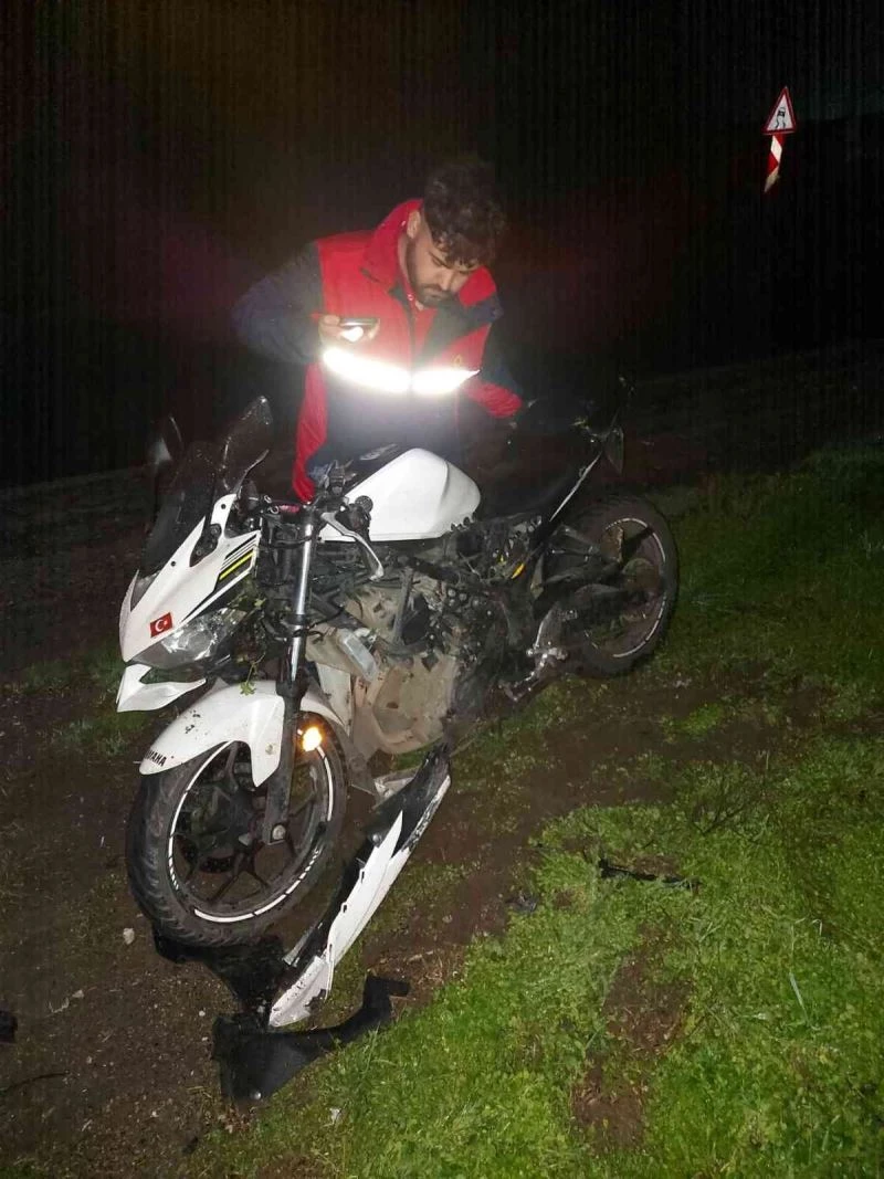 KÖPEĞE ÇARPMAK İSTEMEYEN MOTOSİKLET SÜRÜCÜ KAZA YAPTI