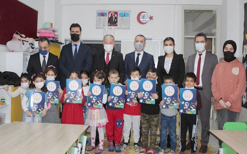 ÖĞRENCİLER KARNELERİNİ  KAYMAKAM  DURU’DAN ALDILAR