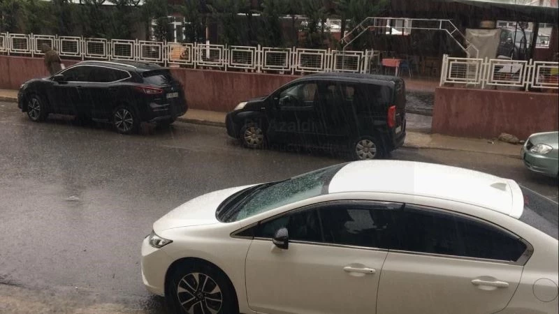 ANİDEN BASTIRAN DOLU YAĞIŞI VATANDAŞLARA ZOR ANLAR YAŞATTI 