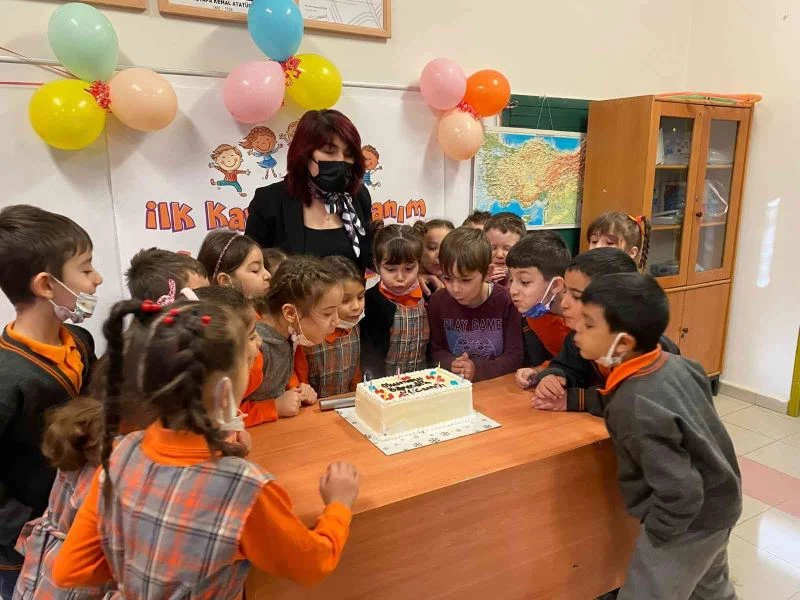 MİNİKLERİN İLK KARNE HEYECANI