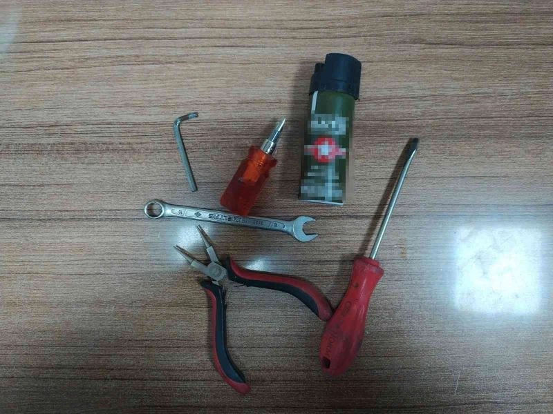 SUÇÜSTÜ YAKALANAN HIRSIZLIK ŞÜPHELİSİNİN ÜZERİNDEN BİBER GAZI ÇIKTI