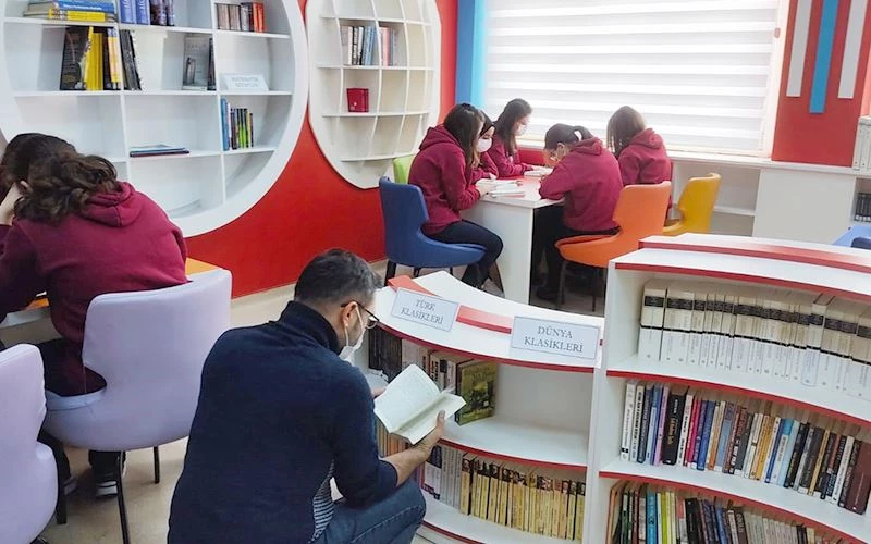 SEVAL AHMET ÇETİN FEN LİSESİ’NE 350 KİTAP HEDİYE ETTİ