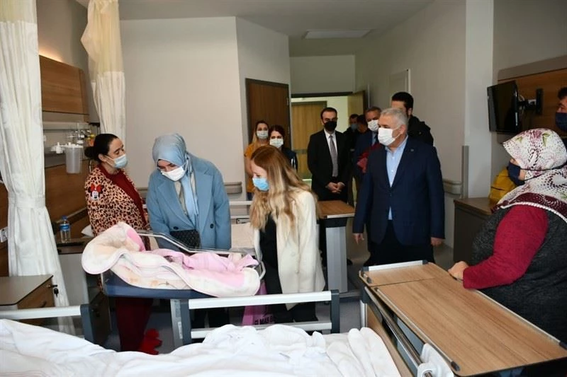 VALİ YILDIRIM ESKİ VE YENİ YILIN İLK BEBEKLERİNİ ZİYARET ETTİ