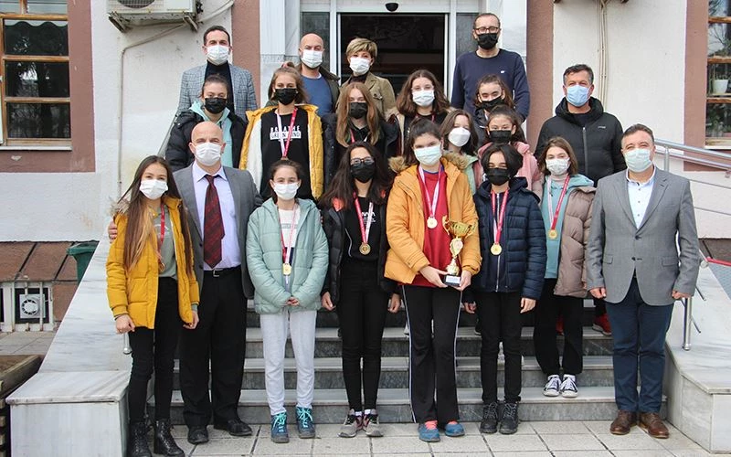 BAŞKAN ERKİŞ ŞAMPİYON KIZLARI AĞIRLADI