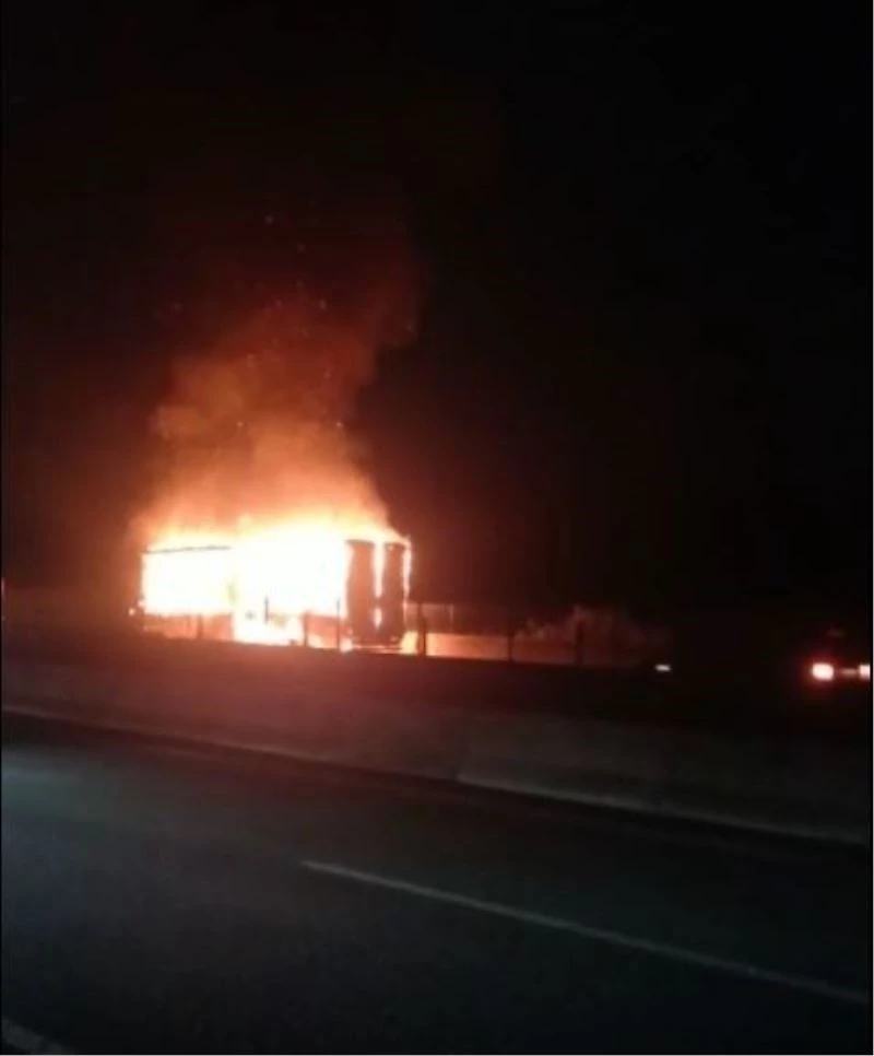 RULO KAĞIT YÜKLÜ TIR, AVRUPA OTOYOLU’NDA ALEV TOPUNA DÖNDÜ