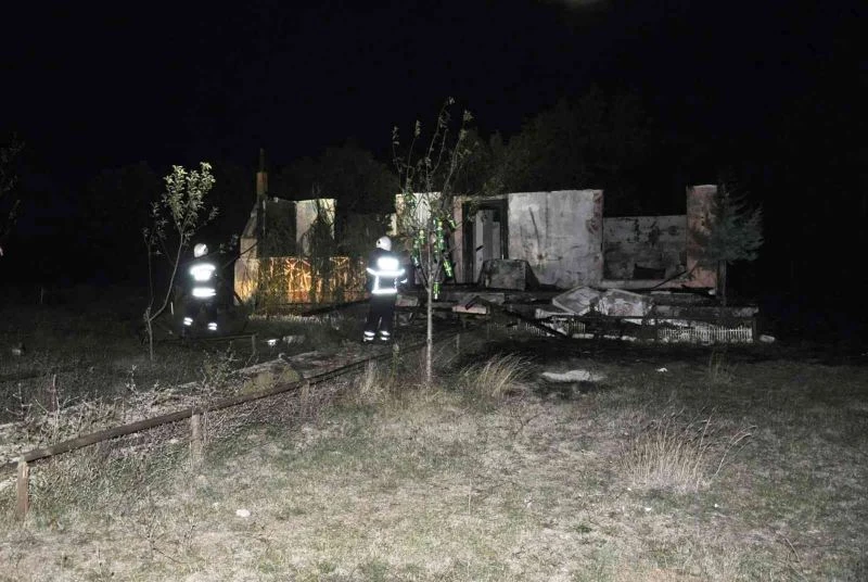 BAĞ EVİ YANARAK KULLANILMAZ HALE GELDİ