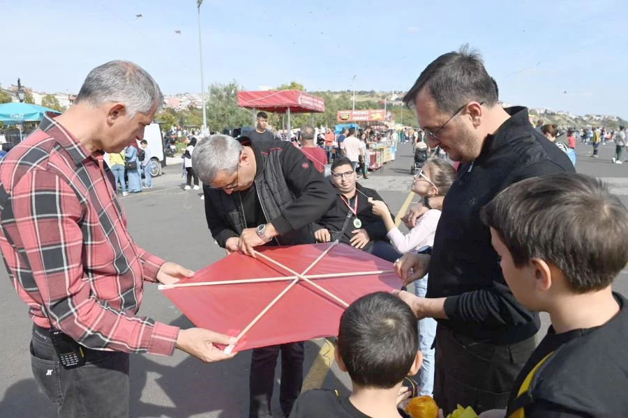 ÇOCUKLAR UÇURTMA ŞENLİĞİNE AKIN ETTİ