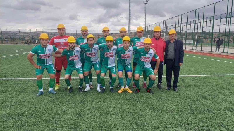 FUTBOLCULAR, MADENCİLER İÇİN MAÇA BARETLE ÇIKTI