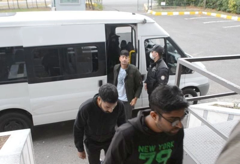 9 KAÇAK GÖÇMEN KOVALAMACA SONUCU YAKALANDI