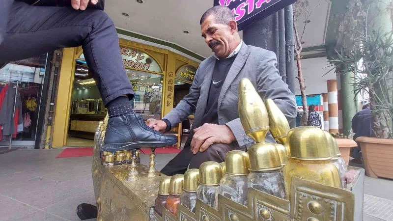 10 ÇOCUĞUNU BOYA SANDIĞI İLE BÜYÜTTÜ