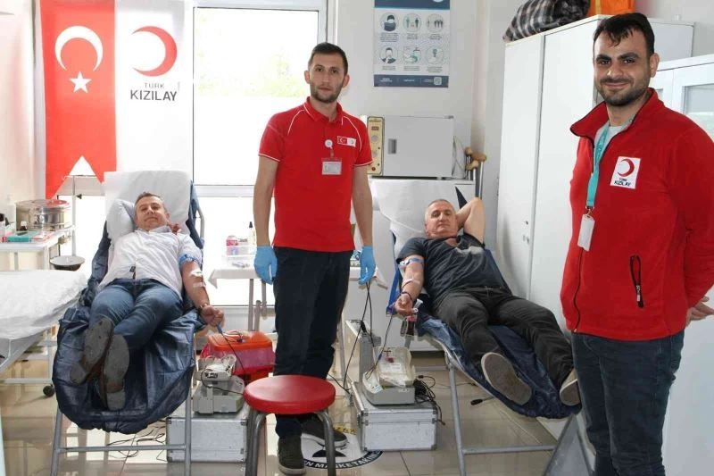 FARKINDALIK İÇİN KAN BAĞIŞLADILAR