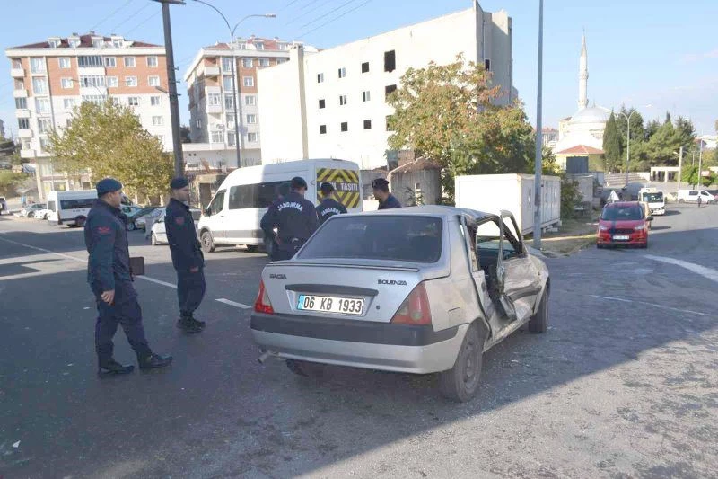 ÜNİVERSİTELİLERİN DERSE YETİŞME TELAŞI KAZAYLA BİTTİ: 5 YARALI