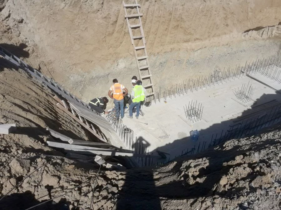 5 METRE YÜKSEKTEN TEMEL ÇUKURUNA DÜŞEN İŞÇİ YARALANDI