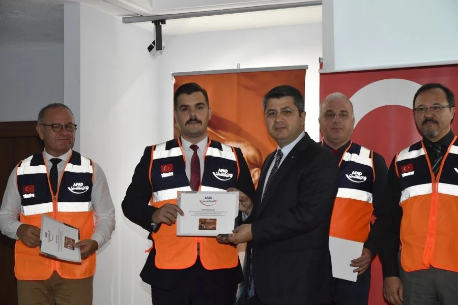 AFAD GÖNÜLLÜSÜ EĞİTİMCİLER SERTİFİKALARINI ALDI