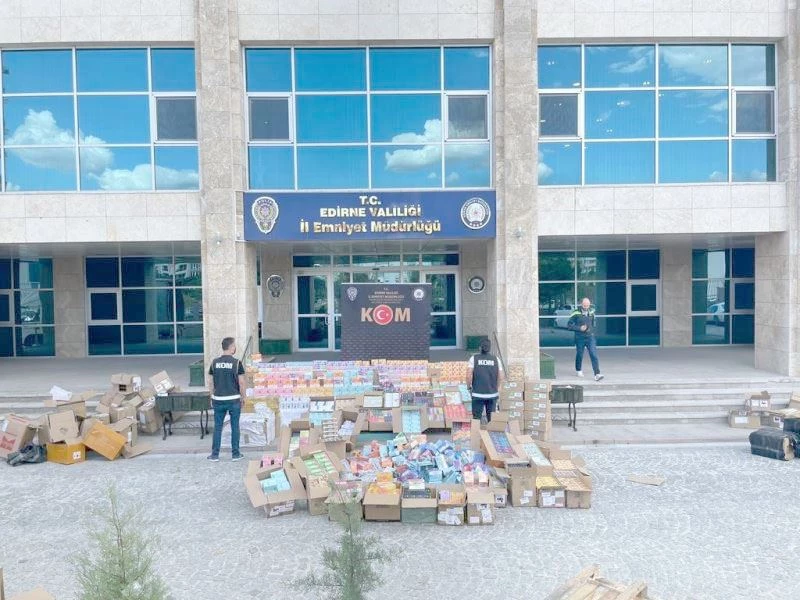 GÜMRÜK KAÇAĞI 16 BİN ELEKTRONİK SİGARA VE 2 BİN GÖZLÜK ELE GEÇİRİLDİ