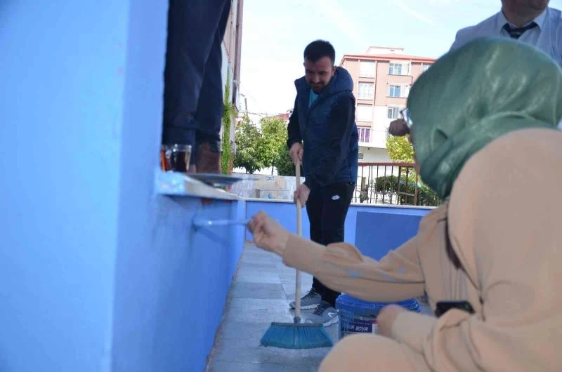 FEDAKAR ÖĞRETMENLER ELLERİNE FIRÇALARI ALARAK OKULU BOYADI