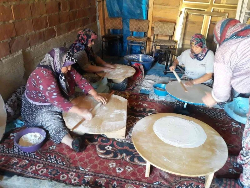 HAYRABOLU’DA EV HANIMLARININ İMECE USULÜ KIŞ HAZIRLIĞI