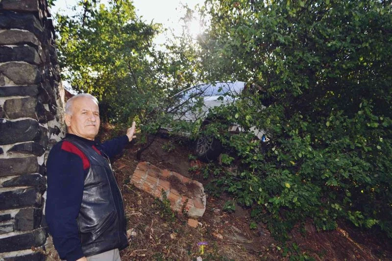 EL FRENİ ÇEKİLMEYEN OTOMOBİL YAMAÇ ARAZİYE UÇTU, AĞAÇLARA ÇARPARAK DURDU